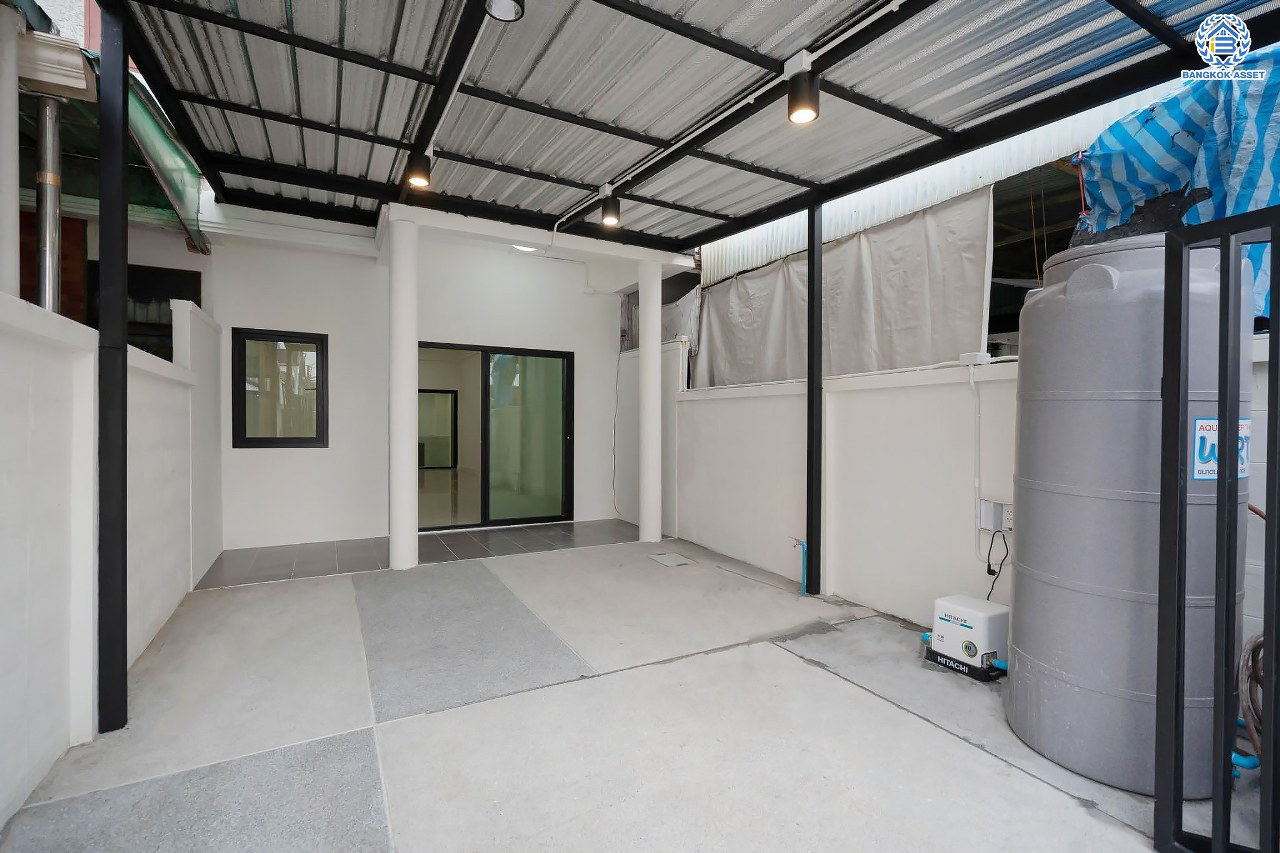 บ้านมือสองตกแต่งใหม่ โครงการ ช.รุ่งเรือง4 กรุงเทพฯ-นนทบุรี พร้อมอยู่ เนื้อที่ 18 ตร.ว. ฟังก์ชัน 2 ห้องนอน 2 ห้องน้ำ จอดรถได้ 1 คัน บนสุดยอดทำเล! เชื่อมถนนพิบูลย์สงคราม, วงศ์สว่าง, นครอินทร์ และติวานนท์ ใกล้จุดขึ้นทางด่วนศรีรัช-วงแหวนรอบนอก และรถไฟฟ้า "สถานีแยกติวานนท์"...